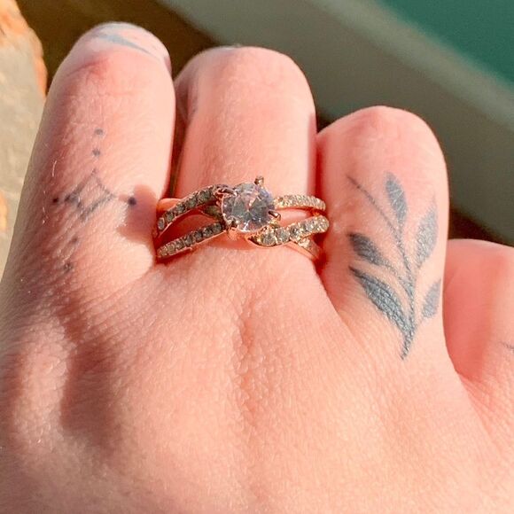 Bright Shiny Luxury Crystal Chic Elegant Ring Size 12 - Picture 2 of 5